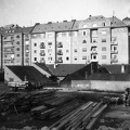 bontásra váró házak a Krisztina körút (Árok utca) felől nézve. Háttérben az Attila út házai, jobboldalt az Attila (Hadúr) köz.