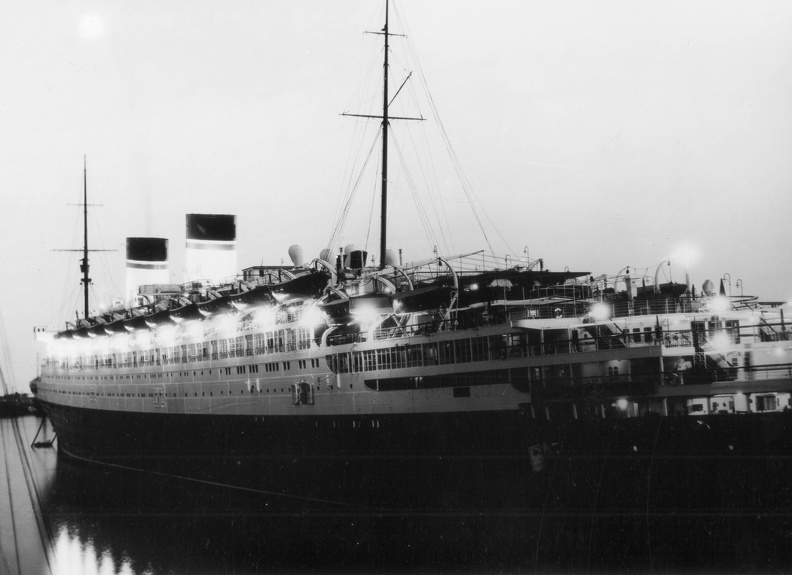 kikötő, Conte di Savoia olasz óceánjáró hajó.