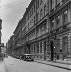 Bródy Sándor (Sándor) utca a Magyar Rádió épülete előtt, a Szentkirályi utca felé nézve.