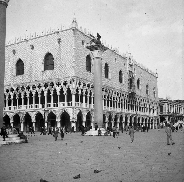 Szent Márk tér, Dózse-palota, előtte a gránitoszlopon Velence jelképe, a szárnyas oroszlán.