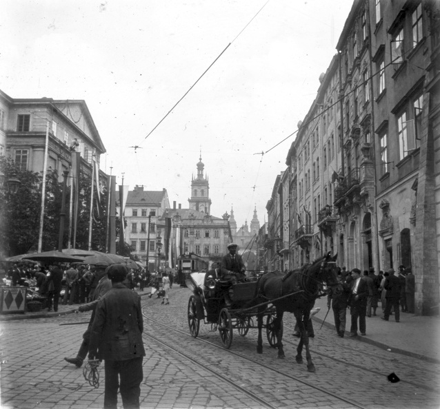 Régi piactér (Rinok), balra a Városháza.