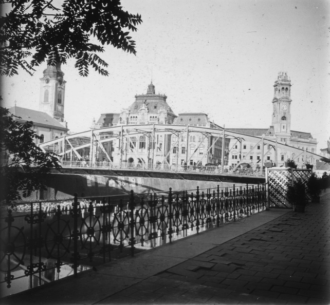 Szent László híd a Körös felett. A hídfőnél a Szent László templom, szemben a Városháza.