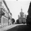 Orosz utca, szemben a Boldogságos Szűz Mária Mennybemenetele görög katolikus székesegyház, jobbra a Lomonoszov utca torkolata.