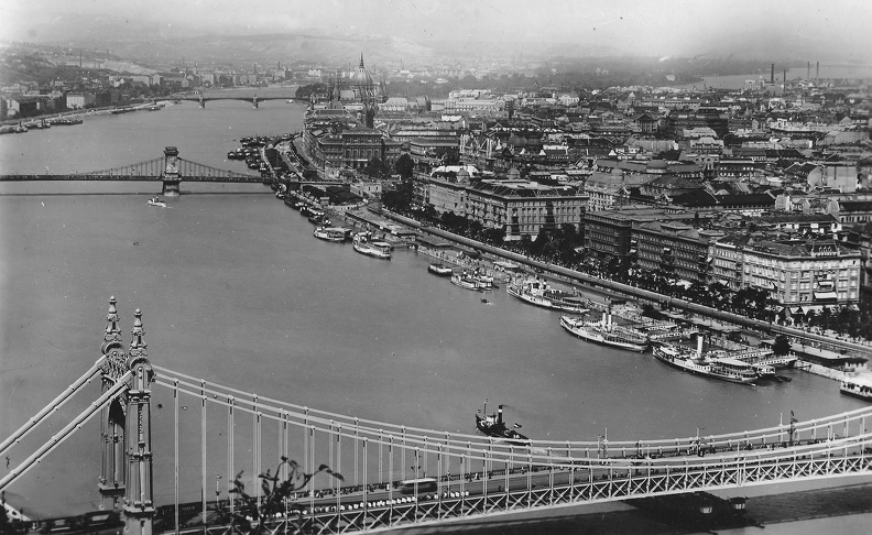 látkép a Citadelláról, az Erzsébet híd és Duna-parti szállodasor felé nézve.