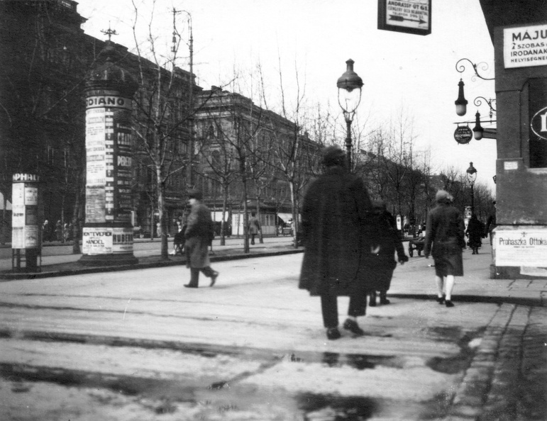 Andrássy út a Csengery utcától a Vörösmarty utca felé nézve.