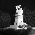 Hősök tere (Tisza István tér), I. világháborús emlékmű (Szentgyörgyi István, 1926.). Az emlékmű ma a Tiszai hajósok terén áll.