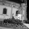 Köztársaság tér, Szent Márton püspök nagytemplom, előtte az I. világháborús emlékmű (Farkas Béla, 1929.).