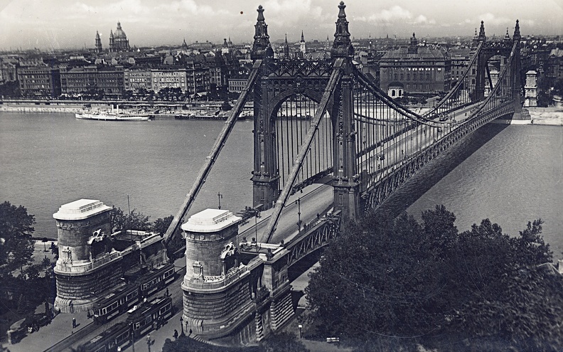 Erzsébet híd a Gellérthegyről nézve, háttérben a pesti szállodasor.