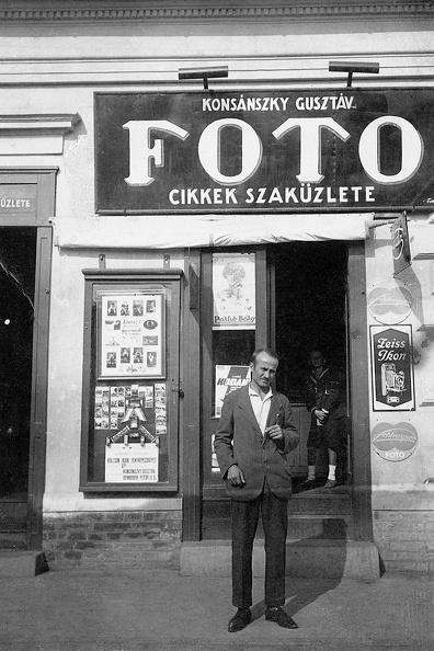 Konsánszky Gusztáv fényképész üzlete.
