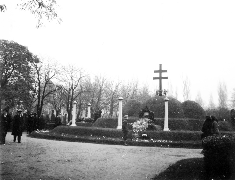 Fiumei úti Nemzeti Sírkert (Kerepesi temető). Balra a fák mögött Deák Ferenc Mauzóleuma.
