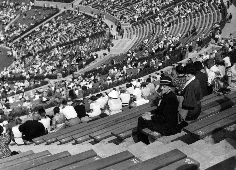 Waldbühne lelátói az 1936. évi nyári olimpiai játékok alatt.