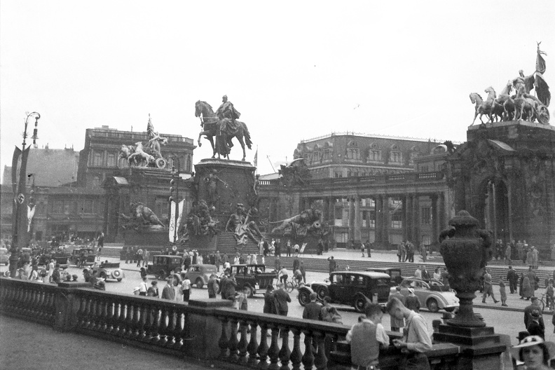 I. Vilmos császár Emlékmű. 1950-ben politikai okok miatt lebontották.