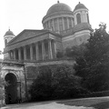 Bazilika, balra a Sötétkapu.