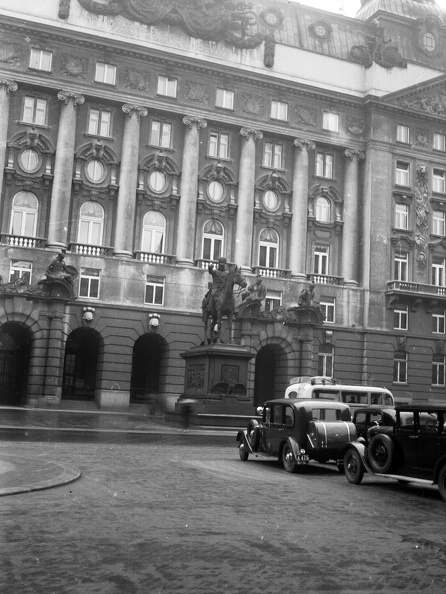 Stubenring 1., Regierungsgebäude, előtte a Radetzky-emlékmű.