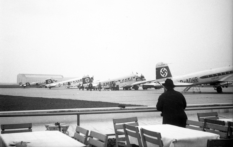 repülőtér, a háttérben egy Zeppelin hangár.