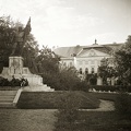 Szentháromság tér, Hősi emlékmű (Sidló Ferenc, 1930.), háttérben az Érseki palota.