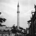 Minaret a Knézich Károly utcából nézve, háttérben a vár.
