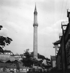 Minaret a Knézich Károly utcából nézve, háttérben a vár.