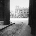 Kossuth Lajos tér, Parlament XVII-es kapu, háttérben a Kúria épülete.