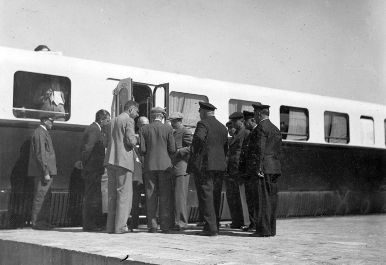 Ganz gyártmányú Árpád sorozatú (TAS) sínautóbusz. Szemben, oldalról sapkában III. Borisz bolgár cár.