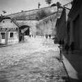 Tinódi Sebestyén (XI. Ince pápa) tér, szemben a Vár. Balra Pléh István aztalos géperőre berendezett üzeme.