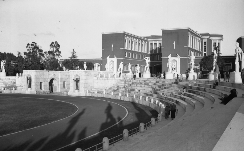 Márvány stadion (Stadio dei Marmi), háttérben az Olasz Olimpiai Bizottság Székháza.