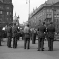 Szabadság tér, fúvószenekar az irredenta emlékhelynél, háttérben a Vécsey utca és a Parlament.