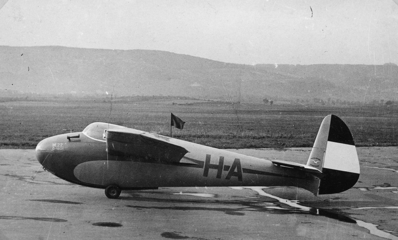 Jancsó Endre és Szokolay András által tervezett M.22 műrepülhető vitorlázó repülőgép, a "Turul".