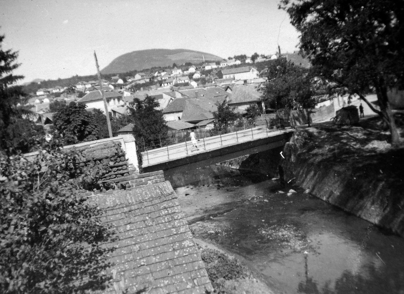 Eger patak a Knézich Károly utcai hídnál, háttérben a Nagy-Eged hegy.