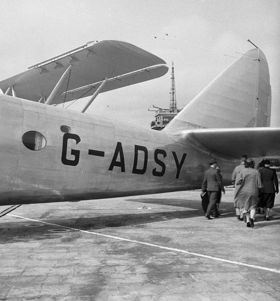 Croydon repülőtér. Az angol Imperial Airways légitársaság Armstrong Whitworth A.W.27 Ensign típusú utasszállító repülőgépe.