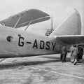 Croydon repülőtér. Az angol Imperial Airways légitársaság Armstrong Whitworth A.W.27 Ensign típusú utasszállító repülőgépe.