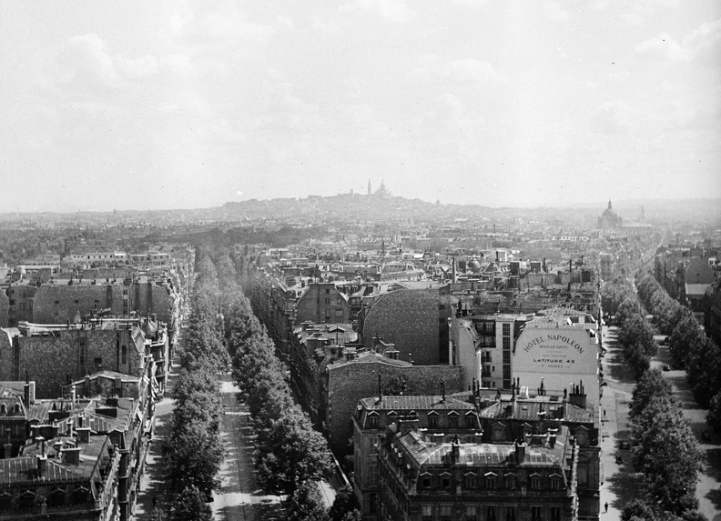 kilátás a Diadalívről, szemben a Montmartre-on álló Sacré Coeur-bazilika.