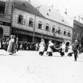 Dísz tér a Honvéd Főparancsnokság felől az Úri utca felé nézve. Szent Jobb körmenet a Szent István-napi ünnepségen.