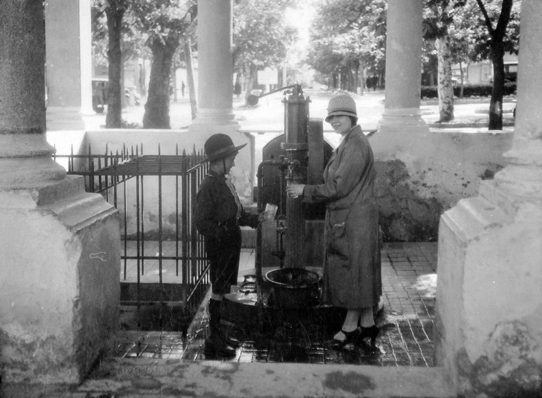 Kossuth Lajos (Ferencz József) savanyúvízforrás az Erzsébet szanatórium (ma Szívkórház) előtt.
