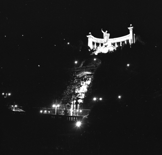 a Szent Gellért szobor és a vízesés a Döbrentei térről nézve, díszkivilágítás az Eucharisztikus Világkongresszus alkalmával.