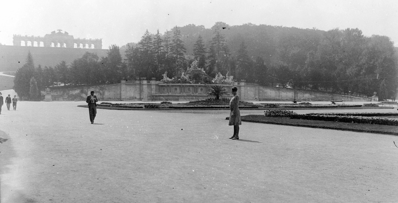 Schönbrunn, a háttérben balra fent a Gloriette