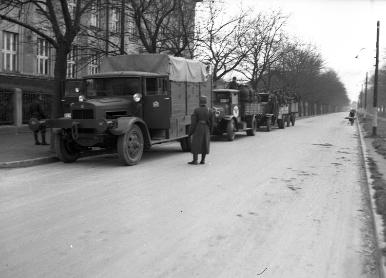a honvédség szállító konvoja a Budafoki út 64. előtt.