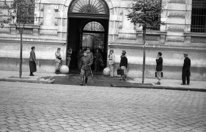 Bem (Pálffy) tér, a Radetzky laktanya kapuja.