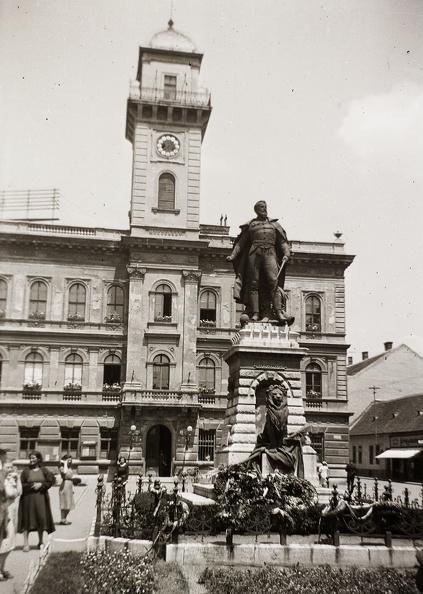 Klapka György tér, a Városháza előtt Klapka György szobra (Rónai József, 1896.).