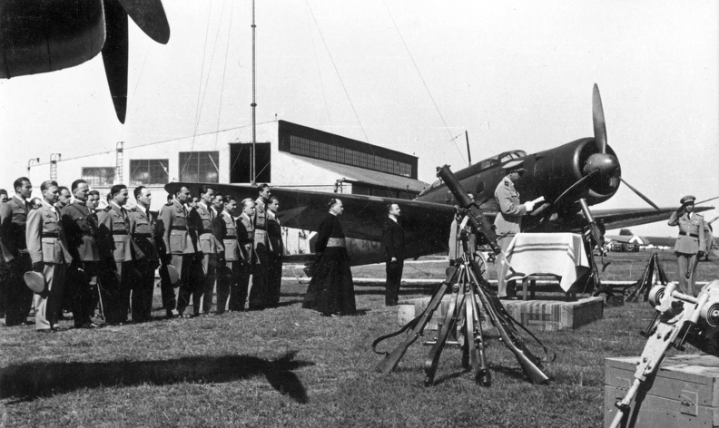 Repülőbázis, Heinkel He-70K típusú távolfelderítő repülőgép, az 1/2. távolfelderítő század gépe, háttérben az 1.sz Hangár.