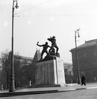 Fővám tér, 1. honvéd és népfölkelő gyalogezred emlékműve (Márton Ferenc, Siklódy Lőrinc alkotása, 1938.).