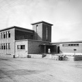 Hősök tere, a Péti Nitrogén Műtrágyagyár Rt. lakótelepe, a gyár közvetlen védelmét ellátó őrkülönítmény épülete.