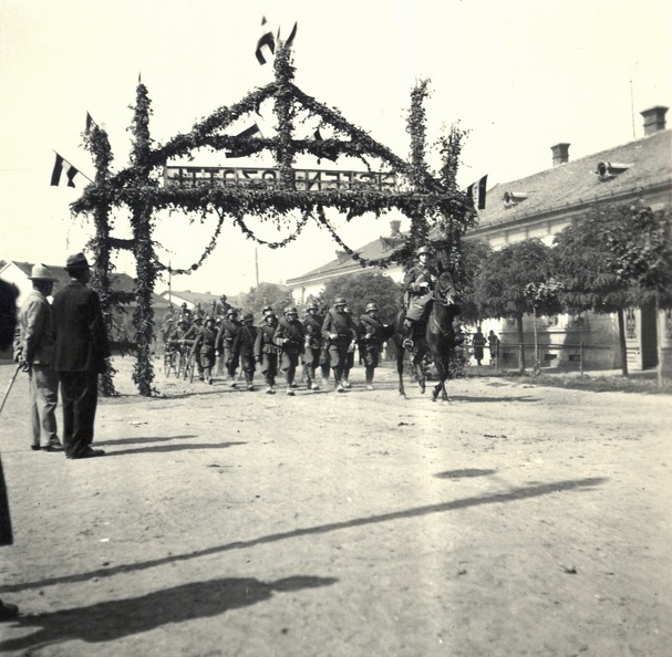 Fényi utca (Strada Uzinei), gyalogság, a magyar csapatok bevonulása idején.