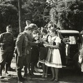híradós katonák és helybéli leányok a Károlyi-kastély parkjának bejárata előtt a magyar csapatok bevonulása idején.