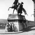 Lovat fékező csikós szobra (ifj. Vastagh György, 1901.) a Lovarda előtt.