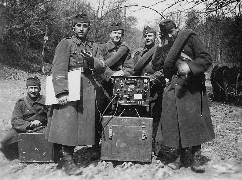 Híradós katonák egy R/3-as típusú katonai rádióval.
