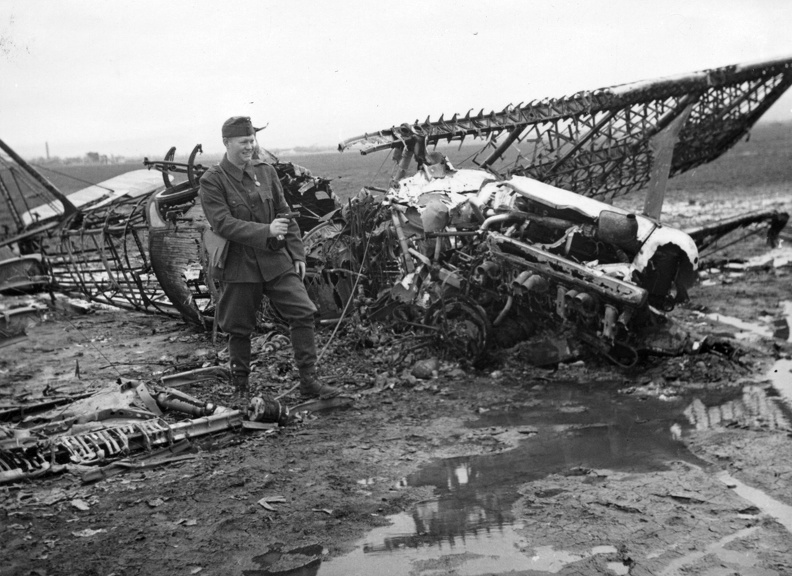 repülőtér bombázás után. Breguet 19-es közel-felderítőgép maradványai.