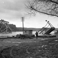 A szerbek áltak felrobbantott újvidéki közúti híd maradványa, háttérben Pétervárad.
