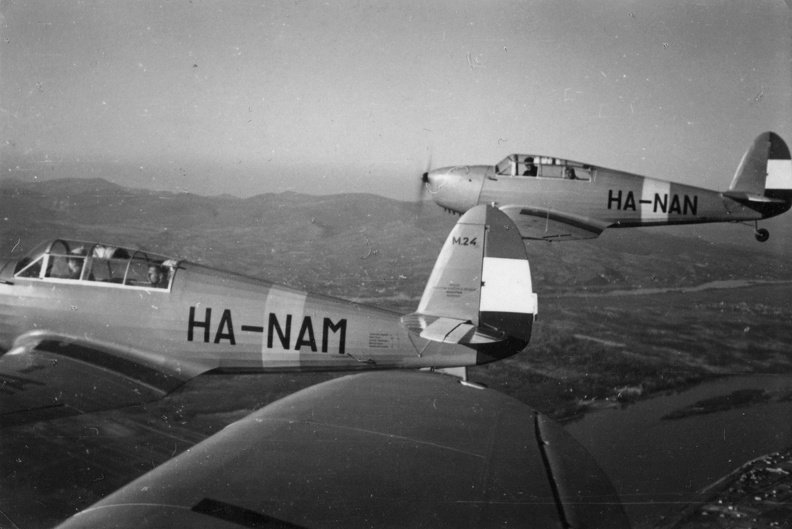 Jancsó-Szegedy M-24 típusú repülőgépek köteléke Dunakeszi felett. Háttérben Horány, a Szentendrei sziget, Szentendre-Pismány.