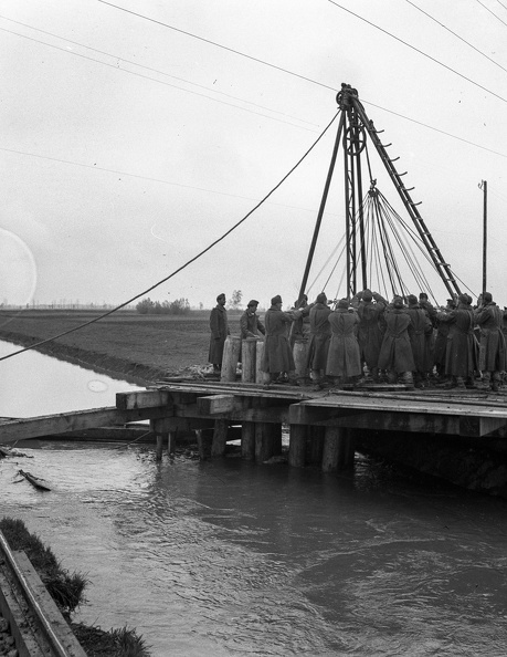 a vasúti híd helyreállítása a Karasica patak felett.